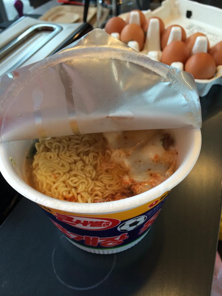 스팀으로 라면물을 부어서 점심을 ^^