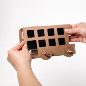 박스와 연필로 만든 2층 버스